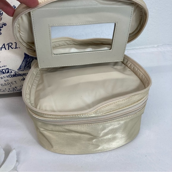 Elizabeth Arden | Makeup Travel Case With Attached mirror - Picture 8 of 9